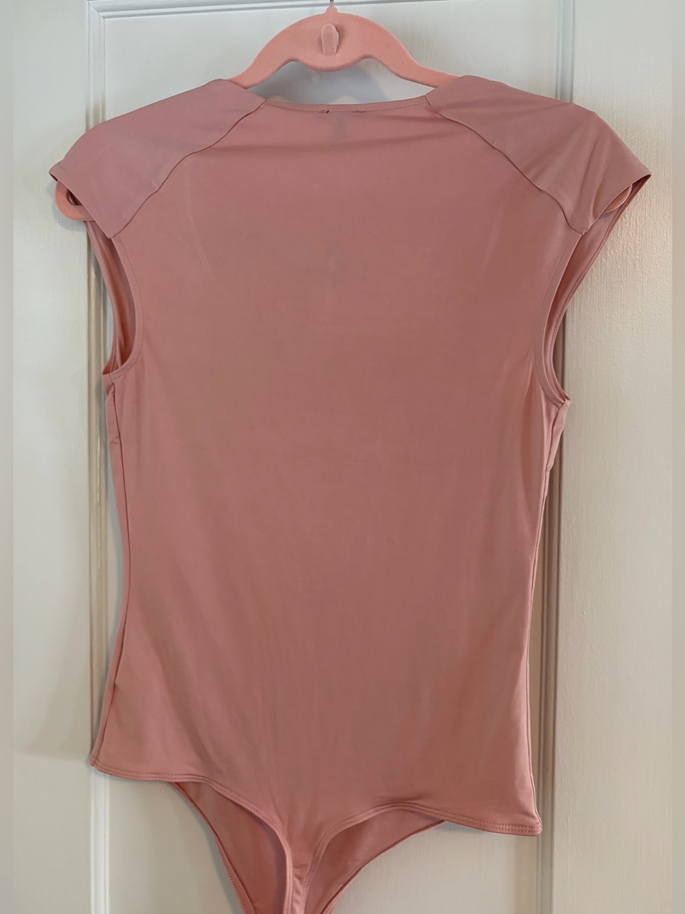 Express Women's Scoop Neck Cap Sleeve Bodysuit in Dusty Rose - Picture 3 of 6
